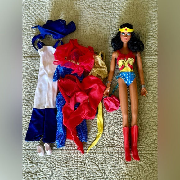 Vintage 1975 Wonder Woman Superhero Doll Collectible - Picture 5 of 6